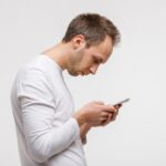 Você sabia que o uso excessivo do celular pode estar deformando sua postura? Entenda o perigo silencioso!