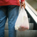 Por que carregar sacolas de mercado do jeito errado sobrecarrega sua coluna?