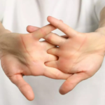 Estalar os dedos ou costas alivia? Veja o que a fisioterapia diz sobre isso