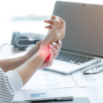 Movimentos repetitivos do dia a dia que causam dor e como evitá-los